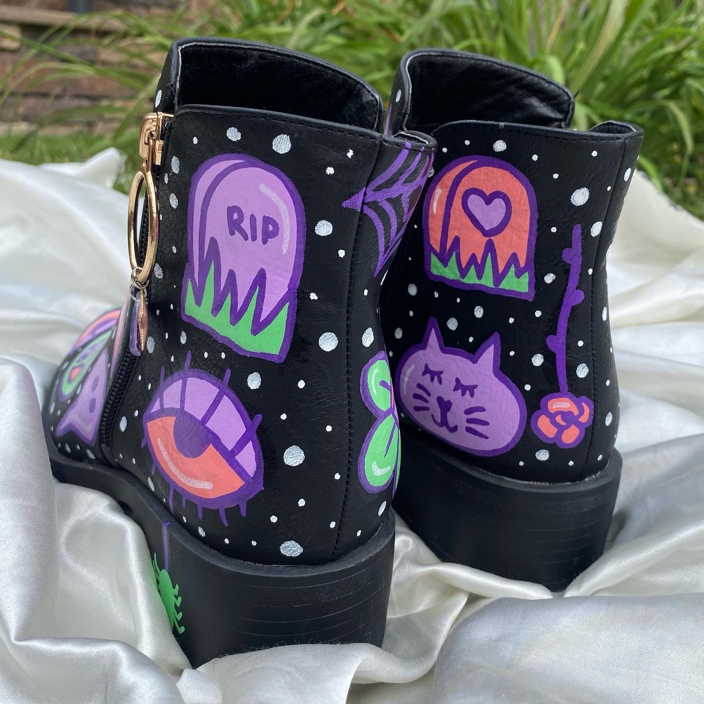 spooky painted boots 6.5