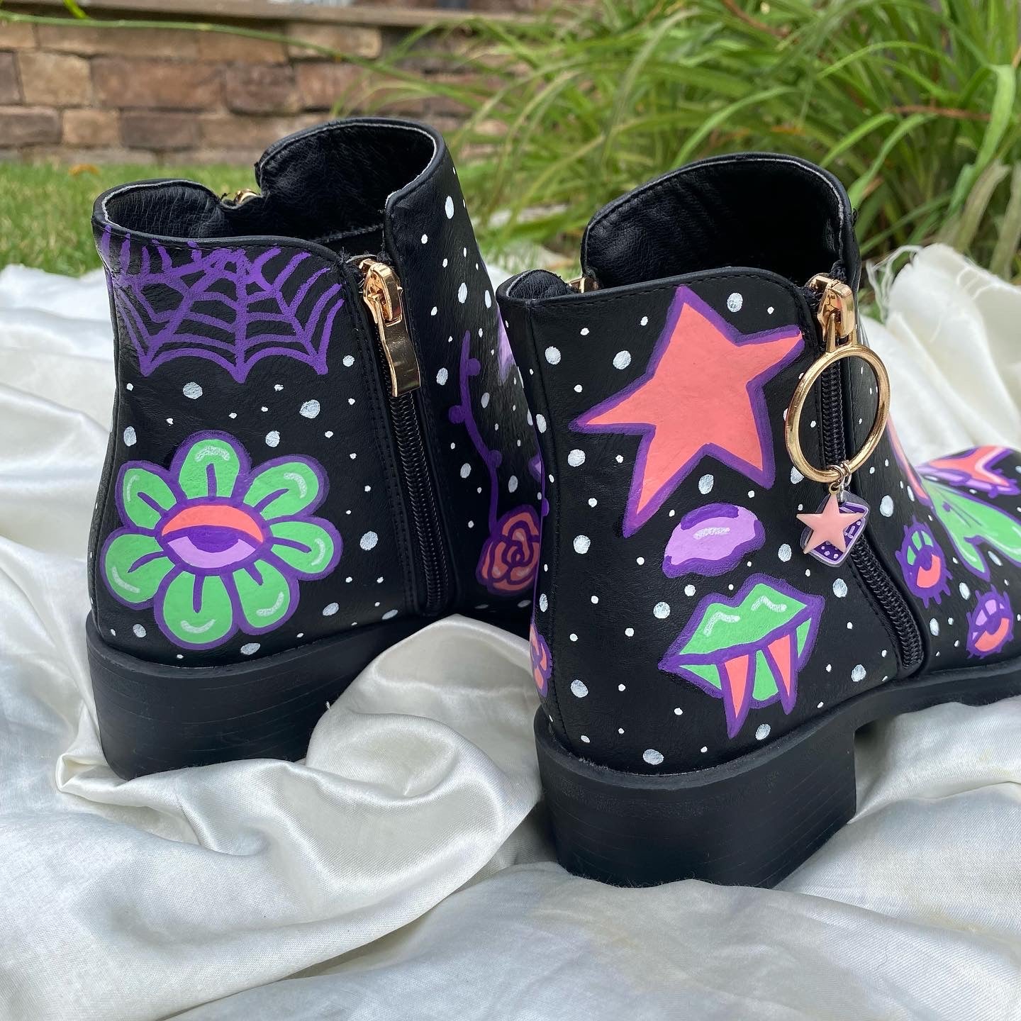 spooky painted boots 6.5
